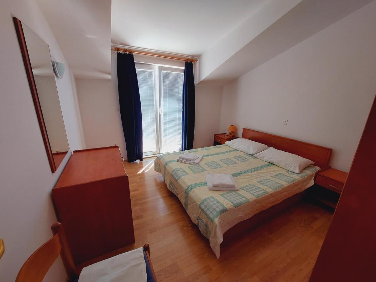 Apartment House Helena Primosten Exterior photo