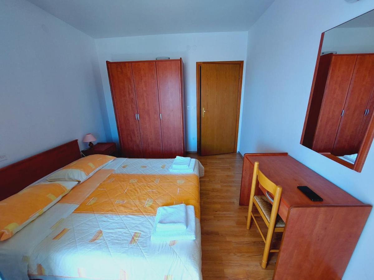 Apartment House Helena Primosten Exterior photo