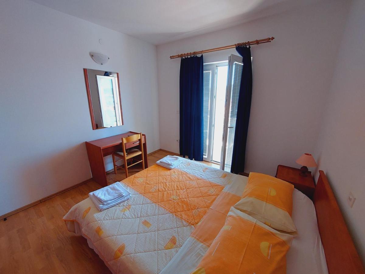 Apartment House Helena Primosten Exterior photo
