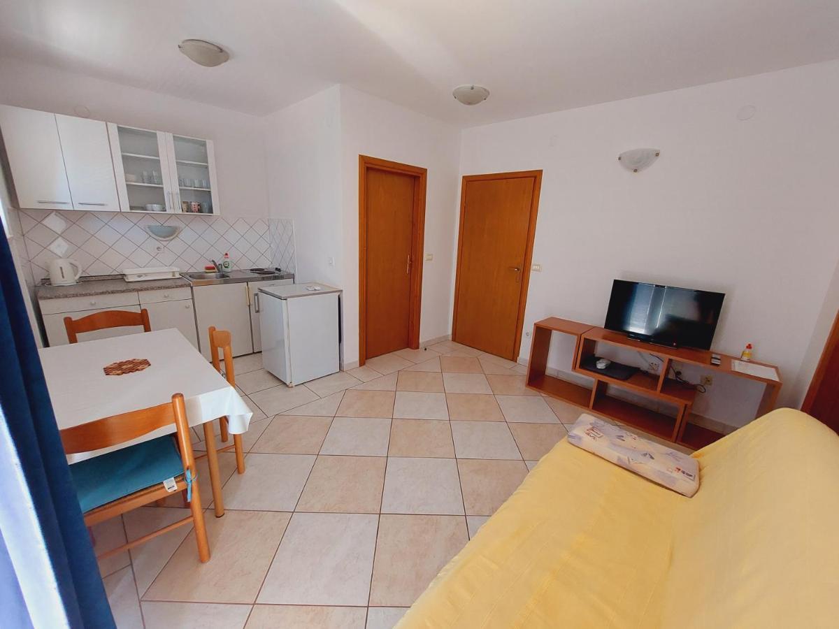 Apartment House Helena Primosten Exterior photo
